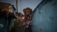 Wanita muda mengangkut batu bara, di pertambangan Dhanbad, negara bagian Jharkand, (24/9). 