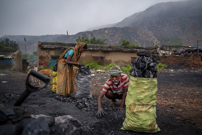 Climate India Developing Nations Coal Buruh angkut batu bara beraktifitas di pertambangan Dhanbad, negara bagian Jharkand, (24/9). Meski dituding tak ramah lingkungan, batu bara tempat bergantung jutaan tenaga kerja.