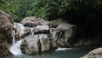 Di Curug Barong ini traveler bisa menikmati keindahan alam sekaligus segarnya aliran air dari Sungai Cirangrang. Dengan ketinggian hanya 10 meter, daya tarik utama dari Curug Barong adalah airnya yang segar dan jernih.