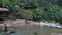 Curug Barong bisa kamu kunjungi setiap hari dari pukul 07.00-17.00 WIB. Tetapi untuk waktu yang dianjurkan adalah saat pagi hari karena akan mendapatkan cahaya yang sempurna untuk berfoto.