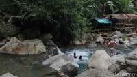 Letak Curug Barong cukup tersembunyi menjadi tantangan tersendiri bagi wisatawan yang ingin menikmati alam yang asri. Air terjun ini berada di area Gunung Pancar Sentul yang cukup terkenal dengan keberadaan air terjunnya.