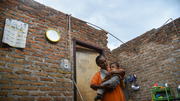 DAMPAK ANGIN PUTING BELIUNG DI MEDAN Sejumlah warga mengamati rumah yang rusak akibat angin puting beliung di Jalan Menteng 2 Lingkungan 12, Medan Denai, Kota Medan, Sumatera Utara, Minggu (31/10/2021). Bencana angin puting beliung yang menerjang daerah tersebut pada Sabtu (30/10) malam mengakibatkan 11 rumah rusak. ANTARA FOTO/Fransisco Carolio/Lmo/foc.