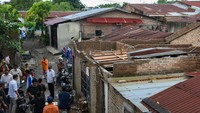 Bencana angin puting beliung yang menerjang daerah tersebut pada Sabtu (30/10) malam mengakibatkan 11 rumah rusak. Warga pun mengamati rumah yang rusak akibat angin puting beliung di Jalan Menteng 2 Lingkungan 12, Medan Denai, Kota Medan, Sumatera Utara, Minggu (31/10/2021).