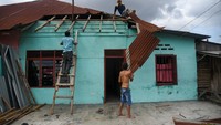 Warga pun bahu membahu untuk memperbaiki atap rumahnya yang rusak akibat angin puting beliung di Jalan Menteng 2 Lingkungan 12, Medan Denai, Kota Medan, Sumatera Utara, Minggu (31/10/2021).
