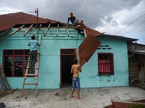 Atap Rumah Beterbangan Imbas Puting Beliung di Medan