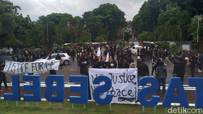 Demo tuntut pembubaran Menwa UNS, Solo, Senin (1/11/2021).