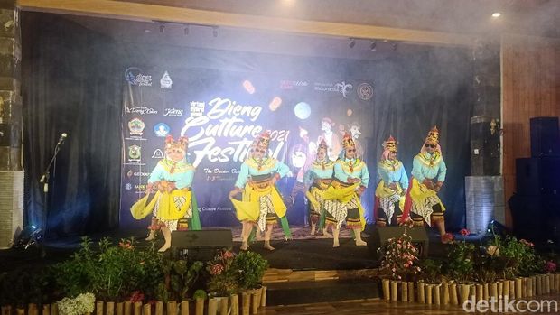 Tari Rampak Yakso (cakil) dan Tari Angguk di Dieng Culture Festival