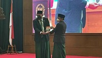 Tampak para anggota dewan dari Fraksi Partai Kebangkitan Bangsa (PKB) kompak mengenakan sarung hijau.