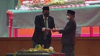 Wakil Ketua DPR sekaligus Ketua Umum DPP PKB Muhaimin Iskandar menerima nasi tumpeng dari Ketua Fraksi Cucun Ahmad Sjamsurizal dalam acara peringatan Harlah ke-22 Fraksi PKB dan Hari Santri Nasional di Nusantara IV, Kompleks Parlemen MPR/DPR-DPD, Senayan, Jakarta, Senin (1/11/2021).