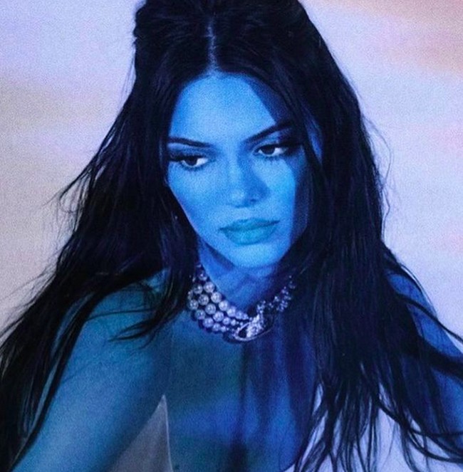 Kendall Jenner tak menjelaskan secara spesifik tentang kostum Halloween-nya tahun ini. Namun, banyak netizen berkomentar penampilannya mirip karakter film Avatar. Setuju? (Foto: Instagram)