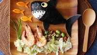 Gigi tajam ikan hiu memang mengerikan. Sepertinya ikan hiu yang sedang memangsa Ikan-ikan kecil ini. Tetapi tak hanya bisa memangsa, ikan hiu berlapis nori ini juga bisa dimakan dan bikin kenyang. Foto: Instagram/leesamantha