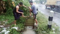 Penyebab banjir karena saluran pembuangan tidak berfungsi sebagaimana mestinya.