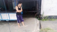 Air juga sempat masuk ke rumah warga.