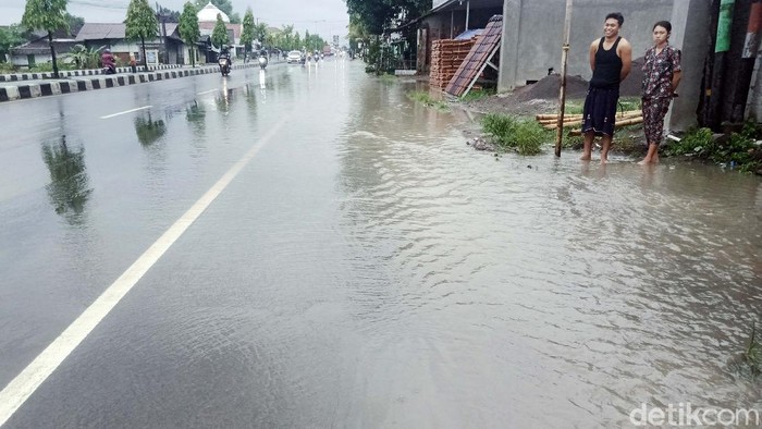 Gegera Hujan Deras, Jalan Yogya-Solo di Klaten Kebanjiran Banjir merendam jalan Yogya-Solo di Klaten. Banjir ini disebabkan hujan deras dan saluran air yang tidak berfungsi.