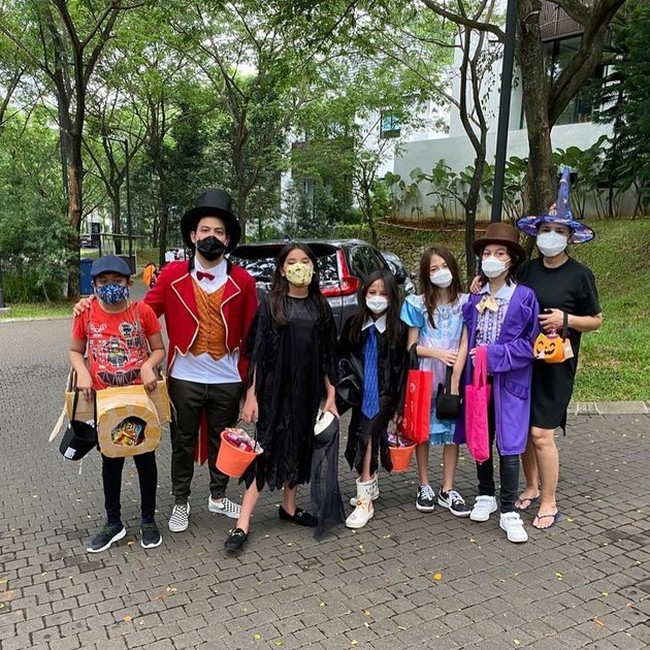 Adilla Dimitri dan keluarganya juga ikut serta meramaikan Halloween. Semuanya terlihat kompak mengenakan kostum beraneka ragam. Foto: Instagram