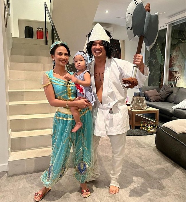 Selanjutnya ada keluarga Vanessa Angel. Vanessa terlihat cantik mengenakan kostum putri Jasmine, sedangkan sang suami, Bibi Ardiansyah tampak cosplay menjadi Wiro Sableng. Tak lupa sang anak yang masih kecil juga diajak berfoto mengenakan kostum. Foto: Instagram