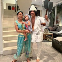 Selanjutnya ada keluarga Vanessa Angel. Vanessa terlihat cantik mengenakan kostum putri Jasmine, sedangkan sang suami, Bibi Ardiansyah tampak cosplay menjadi Wiro Sableng. Tak lupa sang anak yang masih kecil juga diajak berfoto mengenakan kostum. Foto: Instagram