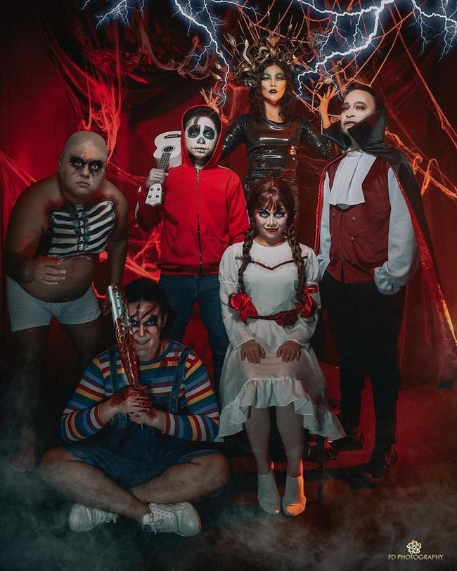 Totalitas abis, keluarga Ruben Onsu juga beberapa waktu lalu terlihat sudah melakukan pemotretan untuk merayakan Halloween. Tak hanya sekali, pemotretannya itu dibagi ke dalam dua sesi. Ini adalah foto hasil pemotretan keluarga Onsu saat sesi pertama. Di sesi setelahnya mereka tampak berganti kostum dan berdandan seperti keluarga vampir yang dingin. Foto: Instagram