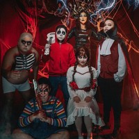 Totalitas abis, keluarga Ruben Onsu juga beberapa waktu lalu terlihat sudah melakukan pemotretan untuk merayakan Halloween. Tak hanya sekali, pemotretannya itu dibagi ke dalam dua sesi. Ini adalah foto hasil pemotretan keluarga Onsu saat sesi pertama. Di sesi setelahnya mereka tampak berganti kostum dan berdandan seperti keluarga vampir yang dingin. Foto: Instagram