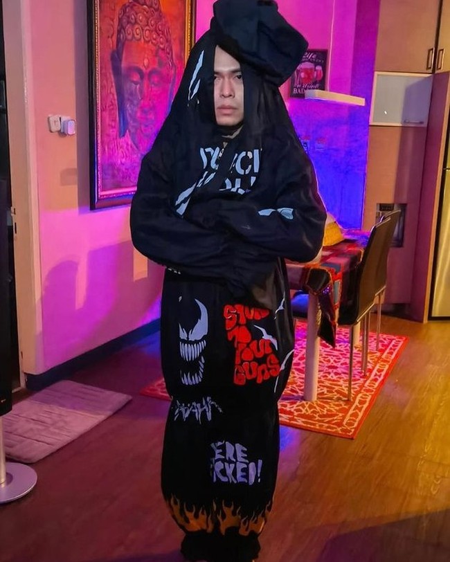 Penyanyi Cakra Khan juga terlihat ikut merayakan Halloween. Hal itu tampak dari unggahannya di media sosial. Cakra Khan terlihat cosplay menjadi pocong. Namun bukannya terlihat seram, Cakra Khan justru terlihat menggemaskan. Foto: Instagram