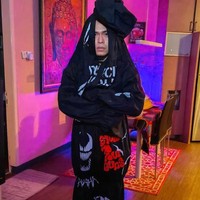 Penyanyi Cakra Khan juga terlihat ikut merayakan Halloween. Hal itu tampak dari unggahannya di media sosial. Cakra Khan terlihat cosplay menjadi pocong. Namun bukannya terlihat seram, Cakra Khan justru terlihat menggemaskan. Foto: Instagram