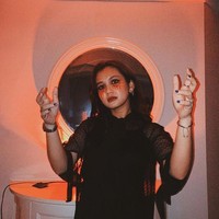 Dea Anissa tampil dengan wajah yang seram untuk perayaan Halloween. Dea tampak mengenakan busana serba hitam. Kuku tangannya pun diwarnai dengan warna hitam. Bagaimana menurutmu penampilan Dea? Foto: Instagram