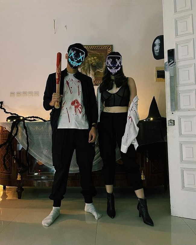 Untuk memeriahkan Halloween kali ini, Ranty Maria memilih mengenakan busana simpel namun tetap terlihat seram. Ranty tampak mengenakan dalam crop top dan celana hitam. Dalaman tersebut dipadukan dengan outer putih yang sudah diberi pewarna bak terkena bercak darah. Penampilannya kemudian dilengkapi dengan topeng yang menutupi wajahnya. Foto: Instagram