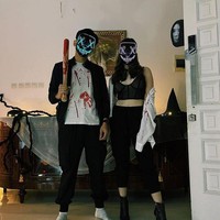 Untuk memeriahkan Halloween kali ini, Ranty Maria memilih mengenakan busana simpel namun tetap terlihat seram. Ranty tampak mengenakan dalam crop top dan celana hitam. Dalaman tersebut dipadukan dengan outer putih yang sudah diberi pewarna bak terkena bercak darah. Penampilannya kemudian dilengkapi dengan topeng yang menutupi wajahnya. Foto: Instagram