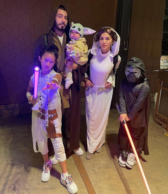 Sedangkan untuk Halloween tahun ini keluarga Adinda Bakrie memilih kompak mengenakan kostum bertema Star Wars. Bahkan anaknya yang masih kecil pun ikut serta berfoto mengenakan kostum. Foto: Instagram
