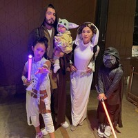 Sedangkan untuk Halloween tahun ini keluarga Adinda Bakrie memilih kompak mengenakan kostum bertema Star Wars. Bahkan anaknya yang masih kecil pun ikut serta berfoto mengenakan kostum. Foto: Instagram