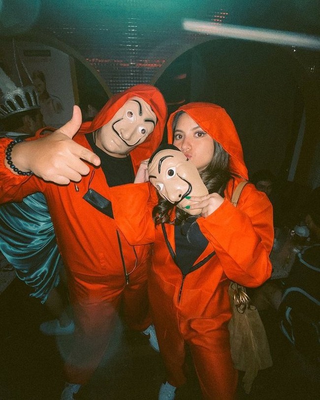 Terakhir ada Marsha Aruan yang memilih tampil simpel dengan kostum serial Money Heist. Marsha tampak kompak mengenakan kostum tersebut dan berpose dengan Kresna Julio. Foto: Instagram