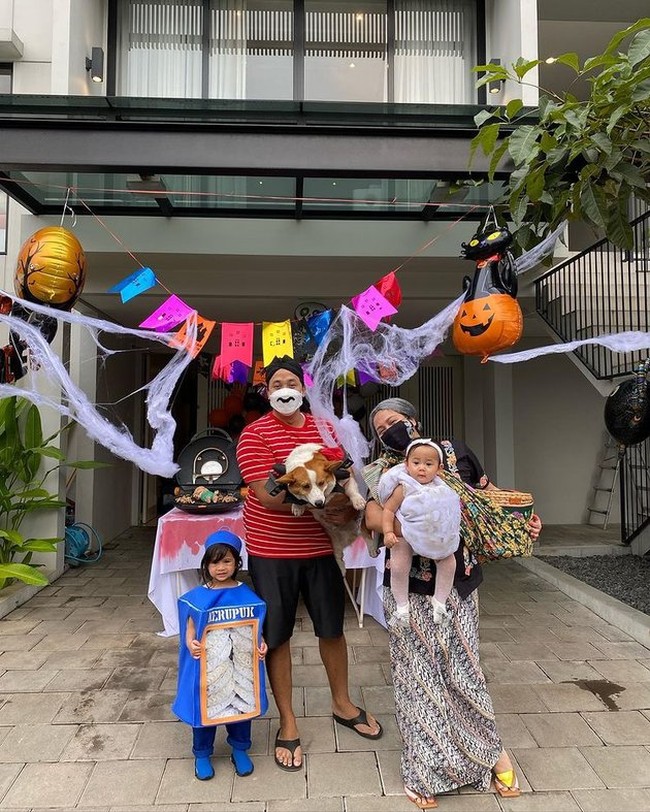 Keluarga Caca Tengker juga nggak ketinggalan ikut meramaikan Halloween. Sang anak tampil lucu dan menggemaskan dengan cosplay jadi kaleng kerupuk.  Foto: Instagram