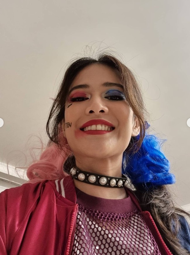 Rayakan Halloween bersama keluarganya di rumah, Dian Sastrowardoyo memilih cosplay sebagai Harley Quinn. Walaupun sudah berusaha meniru gaya makeup dari karakter besutan DC Comics tersebut, namun penampilan Dian justru disebut gagal terlihat seram dan malah cantik. Gda serem2 nya, malah cakep banget, komentar salah seorang netizen. Foto: Instagram