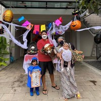 Keluarga Caca Tengker juga nggak ketinggalan ikut meramaikan Halloween. Sang anak tampil lucu dan menggemaskan dengan cosplay jadi kaleng kerupuk.  Foto: Instagram