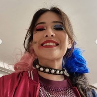 Rayakan Halloween bersama keluarganya di rumah, Dian Sastrowardoyo memilih cosplay sebagai Harley Quinn. Walaupun sudah berusaha meniru gaya makeup dari karakter besutan DC Comics tersebut, namun penampilan Dian justru disebut gagal terlihat seram dan malah cantik. Gda serem2 nya, malah cakep banget, komentar salah seorang netizen. Foto: Instagram