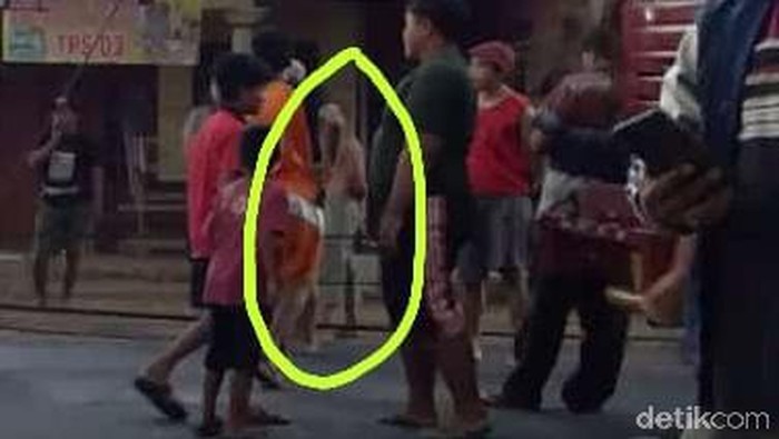 Penampakan sosok misterius yang viral saat pohon berukuran besar tumbang di Mojokerto viral di media sosial. Sosok itu dikabarkan sebagai penunggu pohon tersebut.