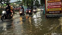Selain air hujan, jalan juga terdampak luapan Kali Cideng.