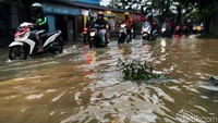 Pengendara pun harus hati-hati saat melintas.