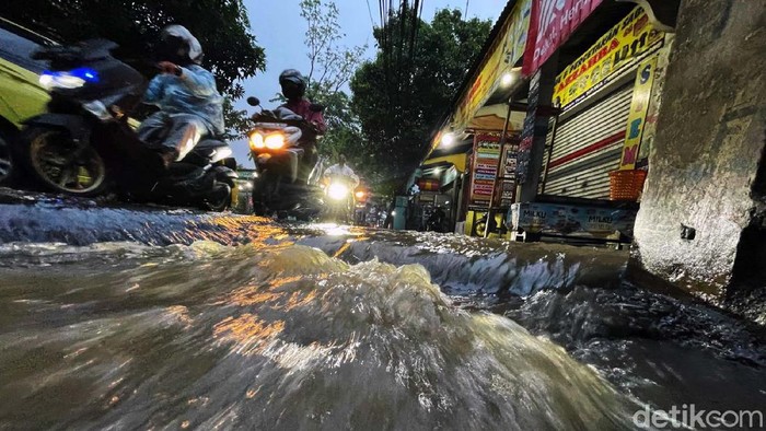 Hujan Lebat, Jalan Penghubung Jakarta Timur-Bekasi Terendam Hujan deras yang turun membuat Jalan Pagelarang, Jakarta Timur, tergenang. Begini genangan yang terjadi pada jalan penghubung Jakarta-Bekasi itu.