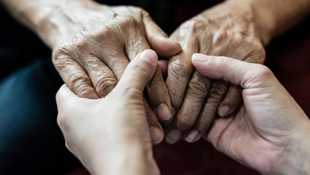 Wanita 76 Tahun Patah Tulang Usai Jatuh, Bisakah Disembuhkan Dok?