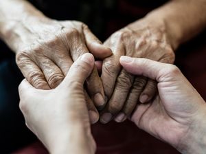 Tanda-tanda Orang Tua Kita Sedang Kesepian