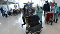 Dari semula ditetapkan 7 hari dengan wajib hasil tes negatif PCR 3x24 jam, kini masa karantina diperpanjang menjadi 10 hari. Perpanjangan karantina ini akan berlaku hingga 3 Desember mendatang. AP Photo/Sakchai Lalit  