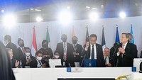 Indonesia merasa terhormat untuk meneruskan presidensi G20 di tahun 2022, ujar Presiden Jokowi saat menerima palu sidang. (Foto: Laily Rachev - Biro Pers Sekretariat Presiden)