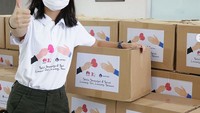 Faye berpose di depan 1000 kotak sembako yang berisi beras, minyak, gula dan mie instan. Sumbangan sembako ini adalah hasil donasi yang dikumpulkan lewat Rumah Faye. Foto: instagram @fsmnjntk/@rumahfaye