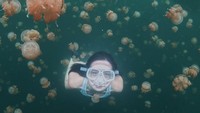 Gadis yang hobi berenang ini juga menghabiskan momen traveling seru. Ia tampak asyik berenang bersama ratusan ubur-ubur tanpa sengat. Foto: instagram @fsmnjntk/@rumahfaye