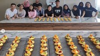Di Rumah Faye, anak-anak juga diberi banyak kegiatan, termasuk belajar menanam sayuran dan memasak. Lihat serunya aksi Faye saat belajar mengolah pie buah. Foto: instagram @fsmnjntk/@rumahfaye