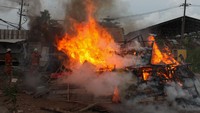 Warga pasrah saat kandang burung mereka dibakar.