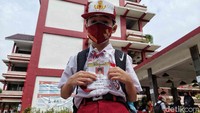 Diketahui, sekitar 3.050 sekolah di Jakarta bersiap untuk menggelar kegiatan pembelajaran tatap muka secara terbatas pada 8 November 2021 mendatang.