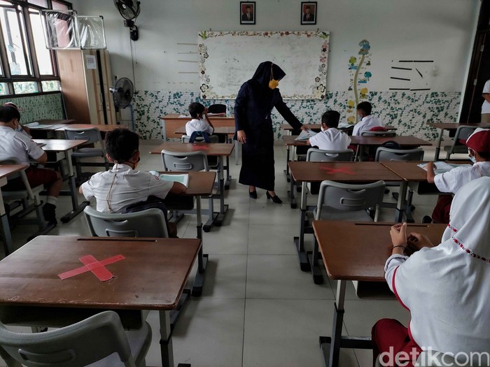 Sekitar 3.050 sekolah di Jakarta bersiap untuk gelar sekolah tatap muka secara terbatas. Hal itu dilakukan seiring dengan pemberlakuan PPKM level 2 di ibu kota.