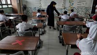Selain itu menurut, Kepala Bagian Humas Dinas Pendidikan DKI Jakarta Taga Radja Gah mengatakan hingga saat ini sudah ada 7.614 sekolah di DKI Jakarta yang mengikuti PTM terbatas.